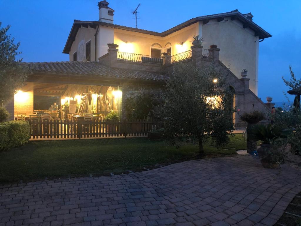 duży dom z światłami przed nim w obiekcie Casa in campagna a due passi dal mare w Pizie