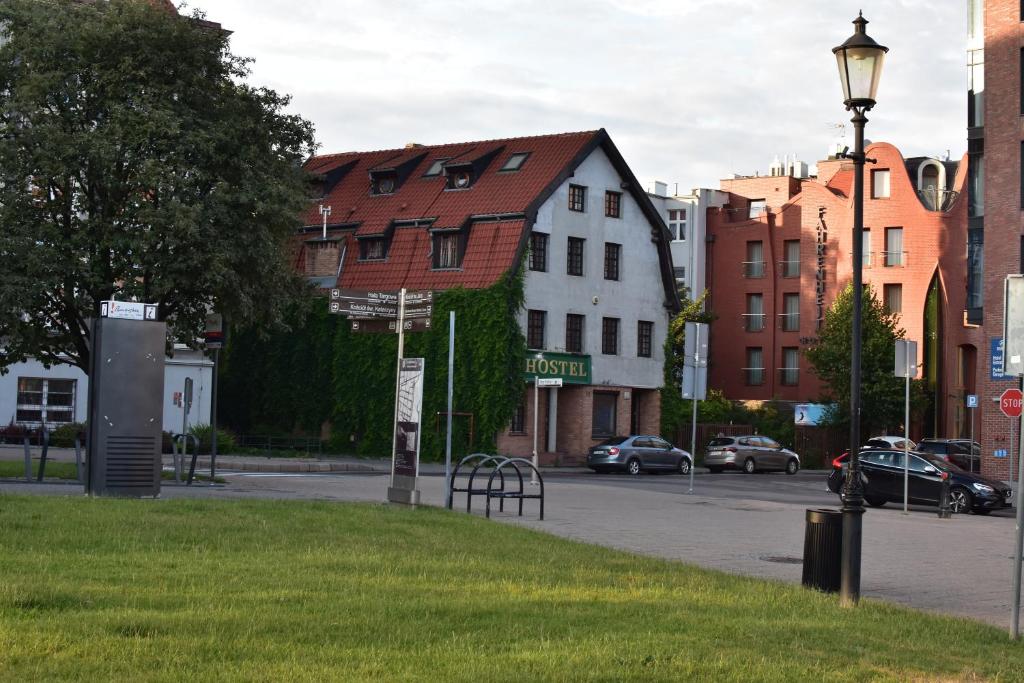 eine Stadtstraße mit Straßenbeleuchtung und Gebäuden in der Unterkunft Hostel Przy Targu Rybnym in Danzig