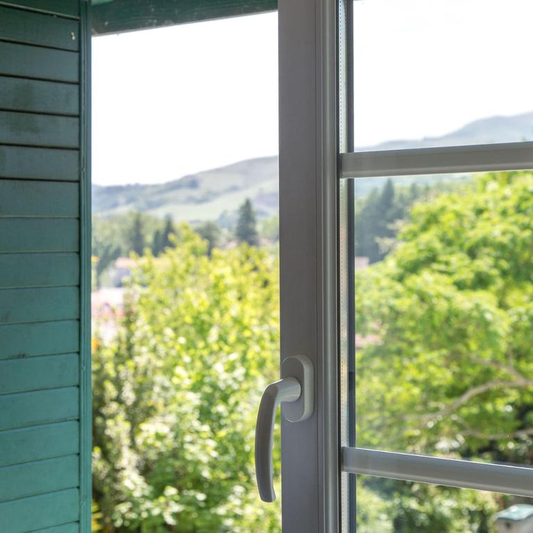 Nespecifikovaný výhled na hory nebo výhled na hory při pohledu z hotelu