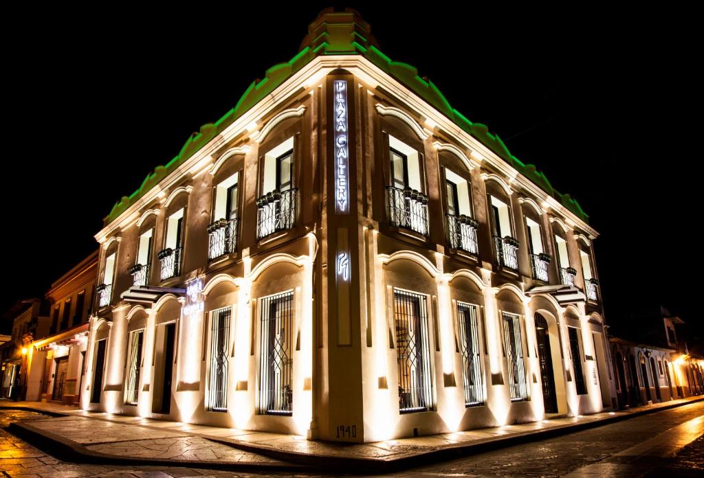 un edificio iluminado por la noche en Plaza Gallery Hotel Boutique, en San Cristóbal de Las Casas