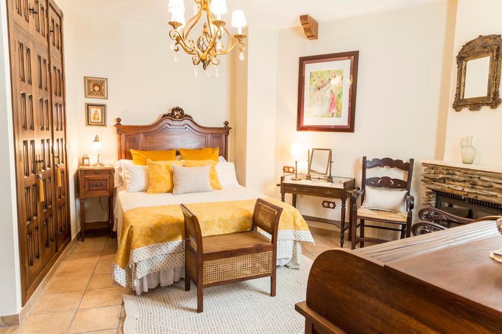 a bedroom with a bed with yellow pillows at Mafloras Suites El Bosque in El Bosque