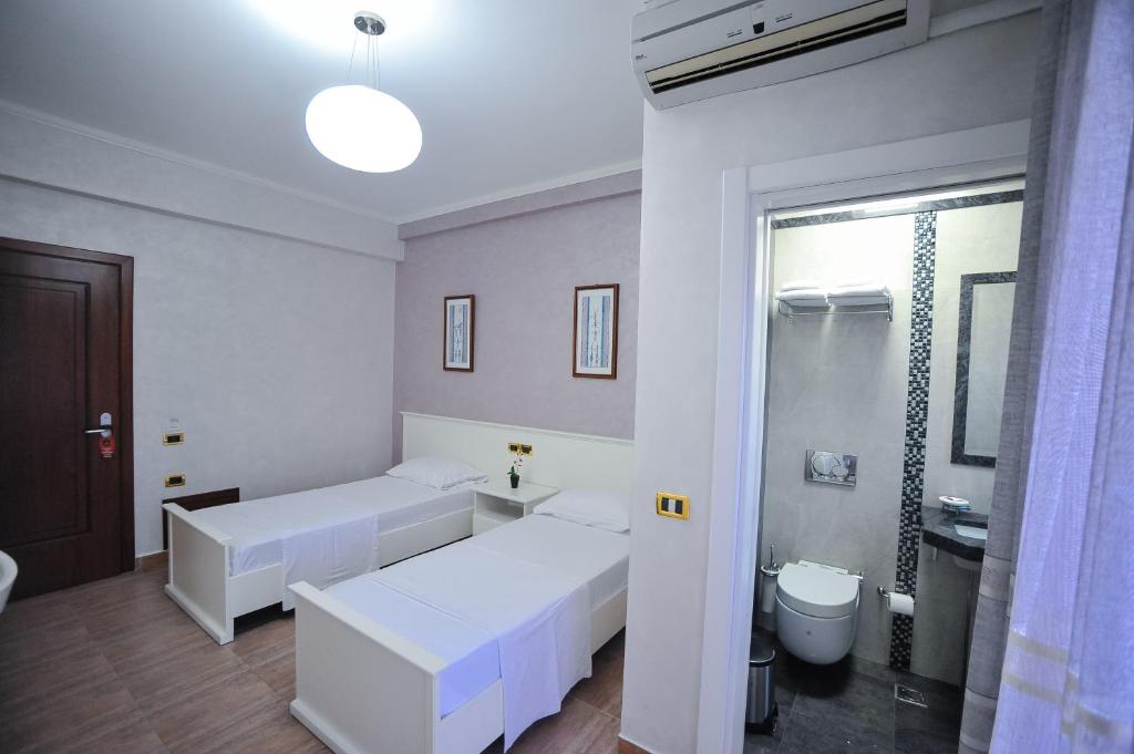 Koupelna v ubytování Iliria Internacional Hotel