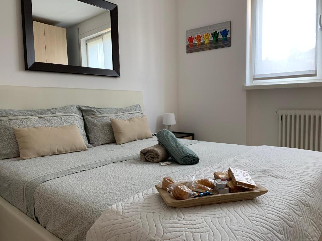 uma cama com uma bandeja de comida em Appartamento Marina em Arco