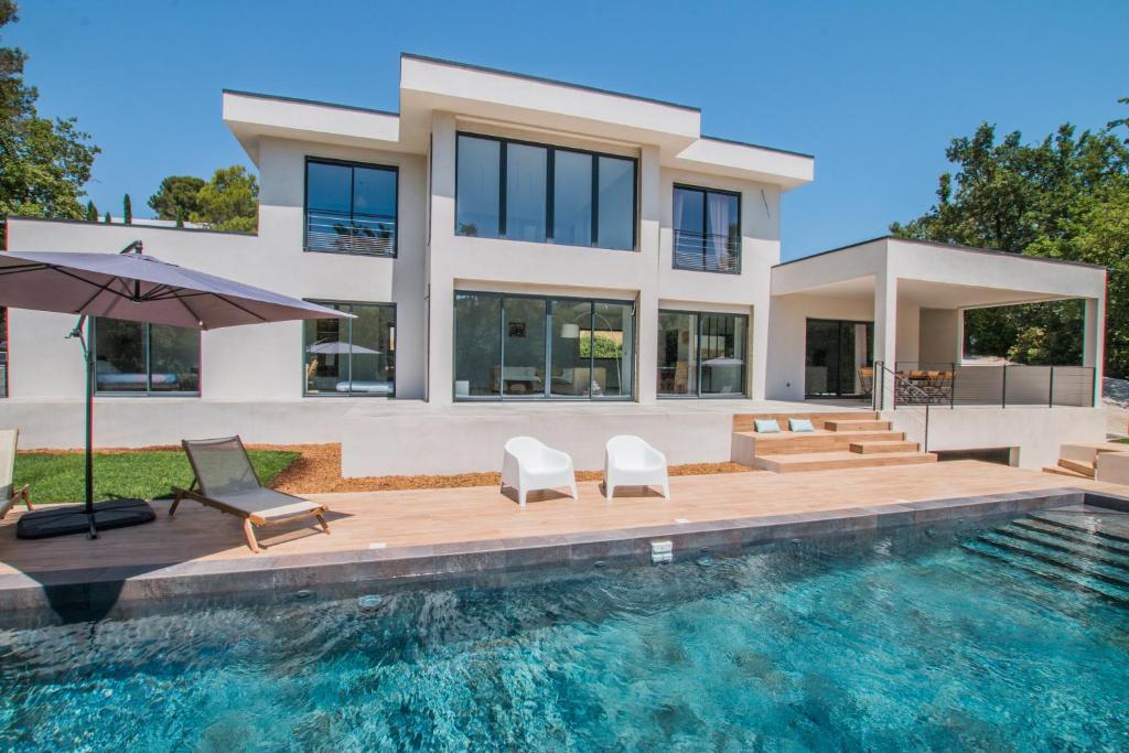 une villa avec piscine et une maison dans l'établissement Villa Les Colles, à Châteauneuf