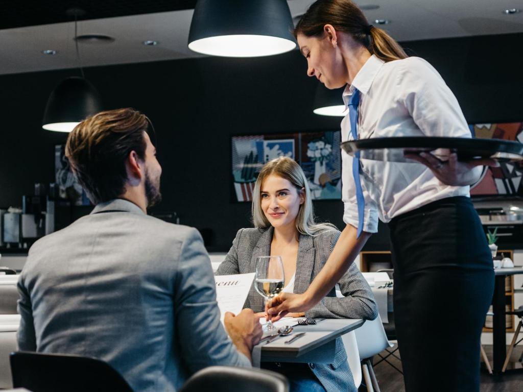 رزرو هتل و هاستل، هتل کیو کراکوف, 09037376597