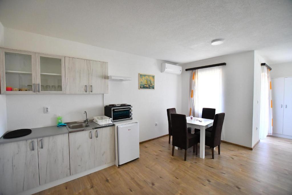 Kuchyň nebo kuchyňský kout v ubytování Vulsa Apartmani
