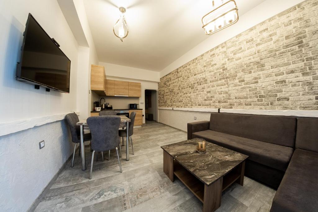 Svetainės erdvė apgyvendinimo įstaigoje Sofia Downtown Life Apartment