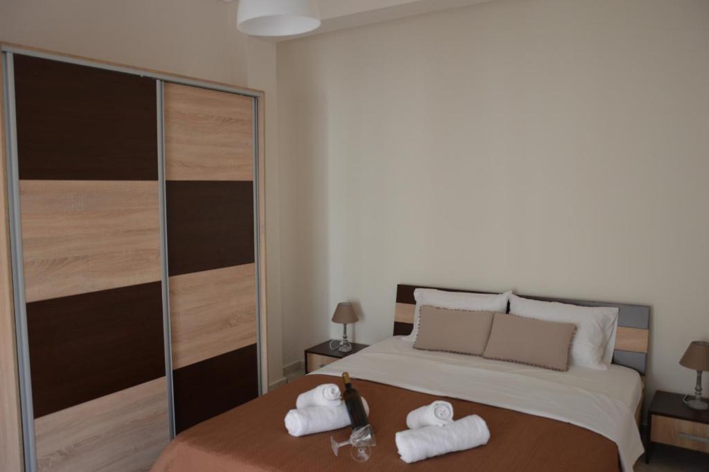 a bedroom with a bed with towels on it at Casa al mare Anastasia in Nea Kallikrateia