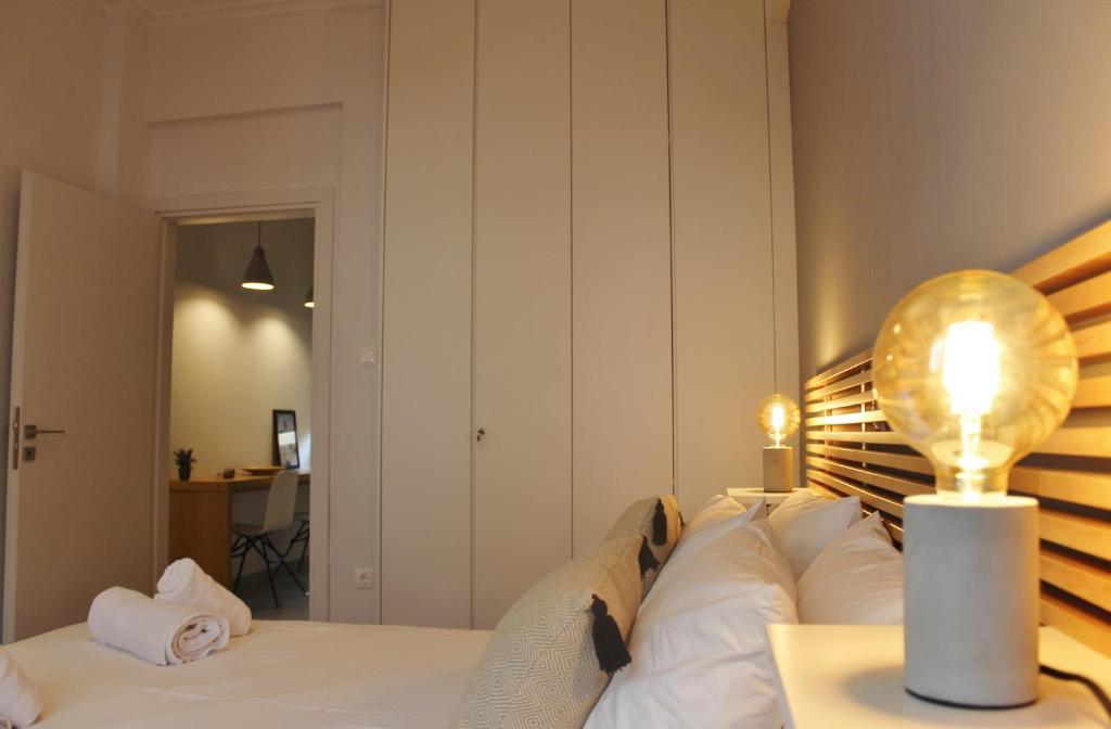 Posteľ alebo postele v izbe v ubytovaní Athenian Hub Luxe Loft