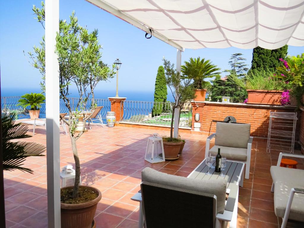 een patio met uitzicht op de oceaan bij Villa Athèna in Taormina