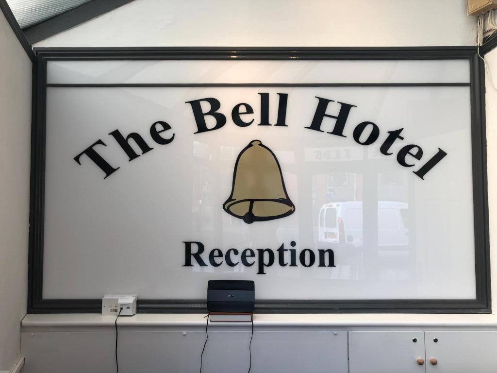 una señal para una recepción del campanario en una ventana en The Bell Hotel, en Newtown