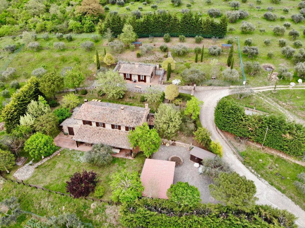 an overhead view of a house in a field at Agriturismo Panorama sul Lago in Passignano sul Trasimeno