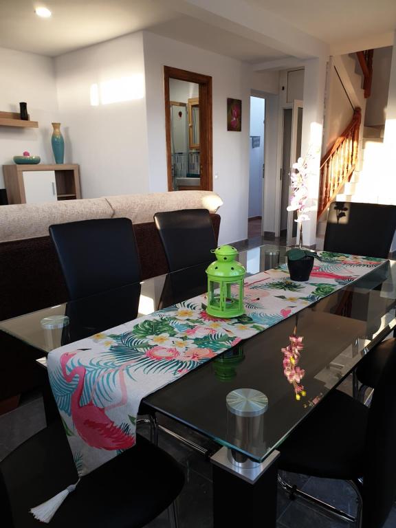 un tavolo da pranzo con un giocattolo verde sopra di Famara San Borondon a Famara