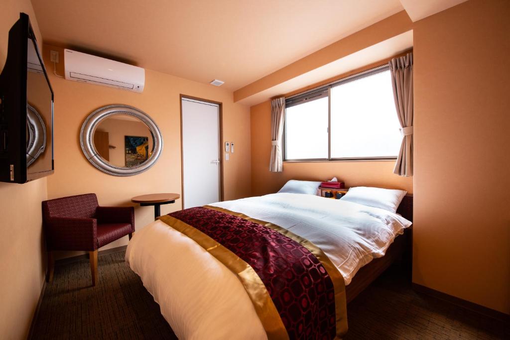 Postel nebo postele na pokoji v ubytování THE L.A. MART HOTEL KYOTO