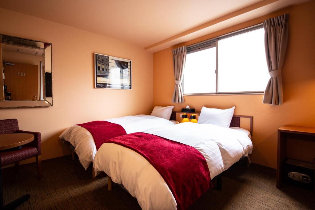 Postel nebo postele na pokoji v ubytování THE L.A. MART HOTEL KYOTO