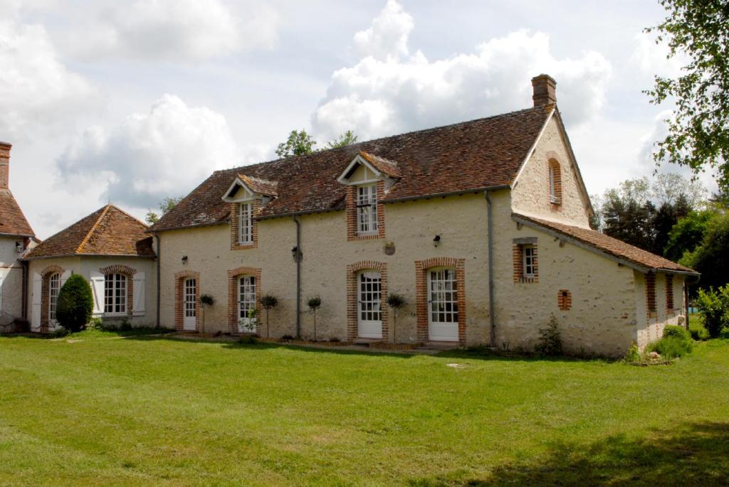 LangonにあるDomaine de la Gaucherieの広い芝生の庭のある古い家