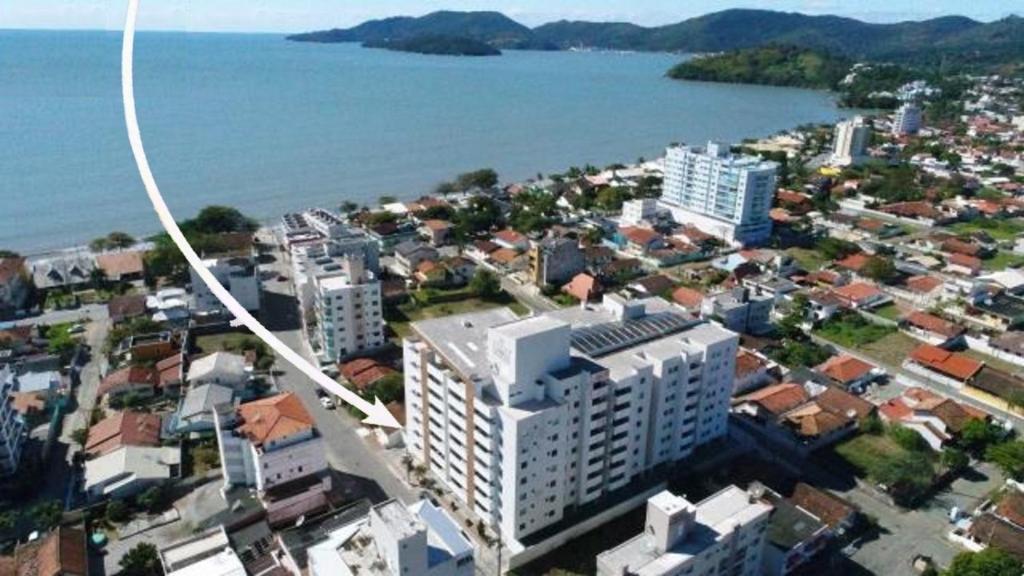  Apartamento 3 dorm a 100 metros da praia de Perequê em Porto Belo