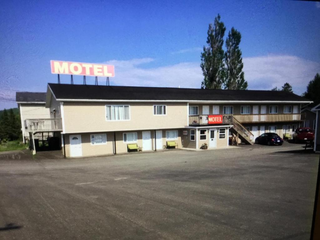 un edificio de motel con un cartel de motel encima en Fort Road Motel en Perth