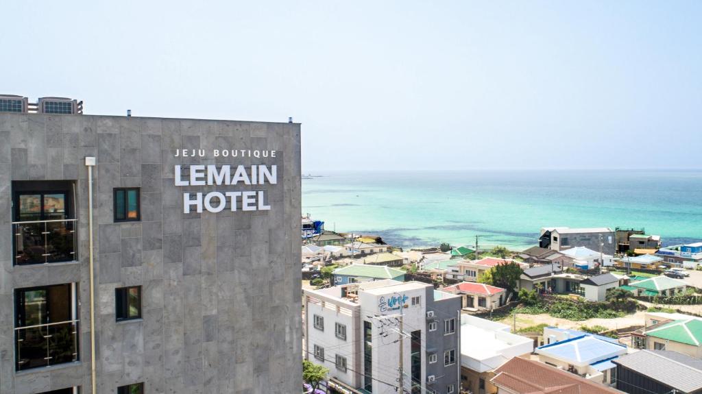 een gebouw met een bord dat Leeman hotel leest bij Lemain Hotel in Jeju-stad