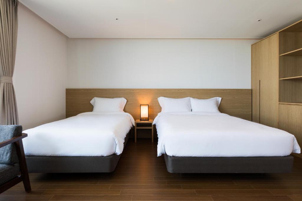 Postel nebo postele na pokoji v ubytování Lemain Hotel