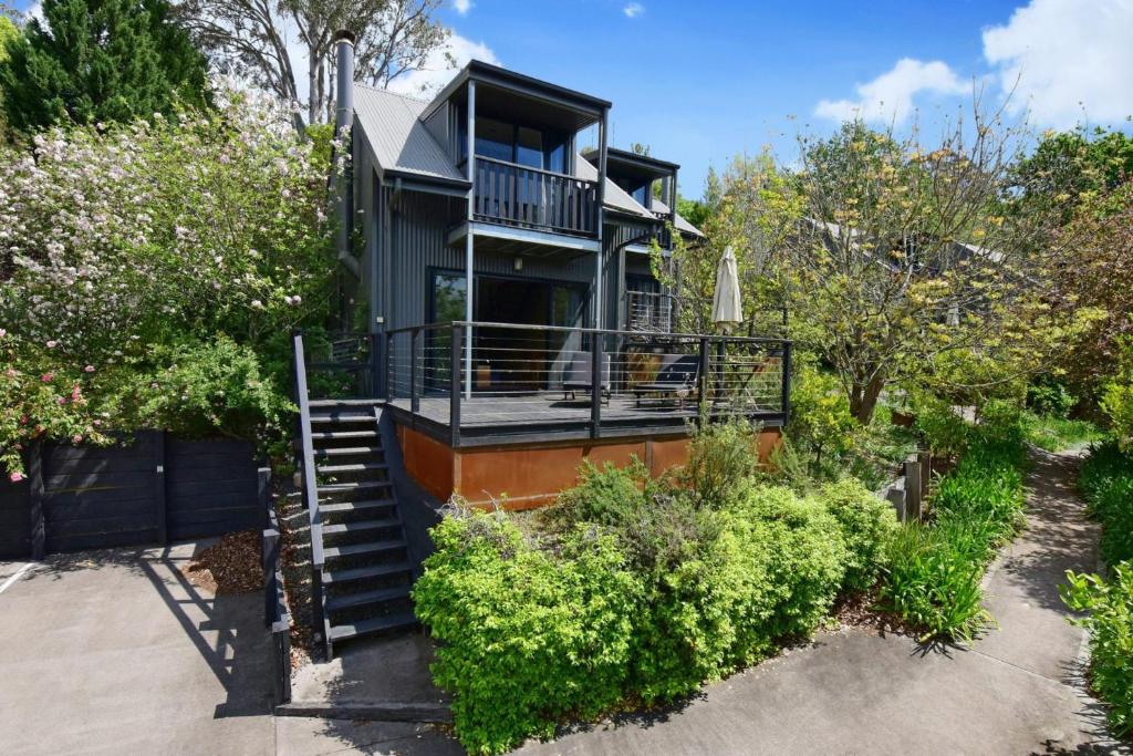 ein Haus mit einer Treppe, die hinauf führt in der Unterkunft Cloudsong Chalet 1 Close to the village centre in Kangaroo Valley