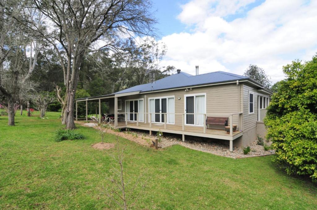 a mobile home with a porch in a yard at Nellsville Cottage Kangaroo Valley in Upper Kangaroo River