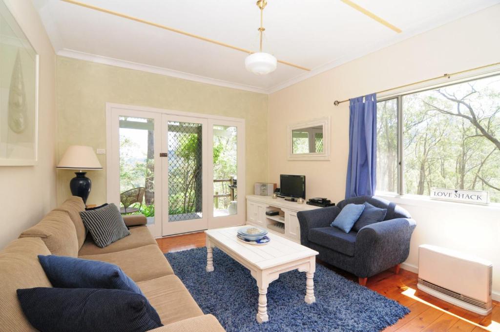 a living room with a couch and two chairs and a table at Love Shack 1 bedroom cosy cottage in Upper Kangaroo River