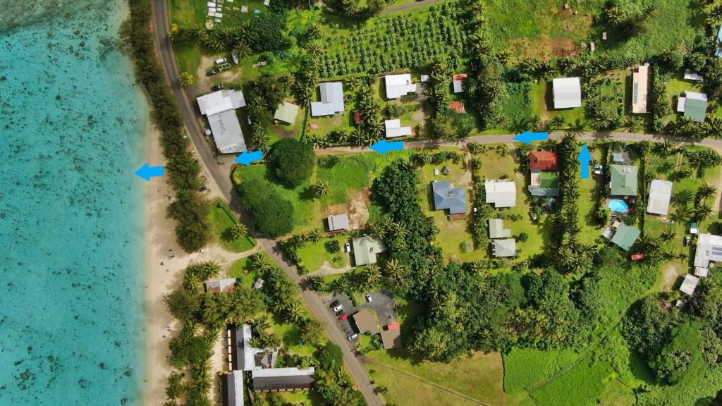 eine Luftansicht einer Gruppe von Häusern neben dem Wasser in der Unterkunft White House Apartments in Rarotonga