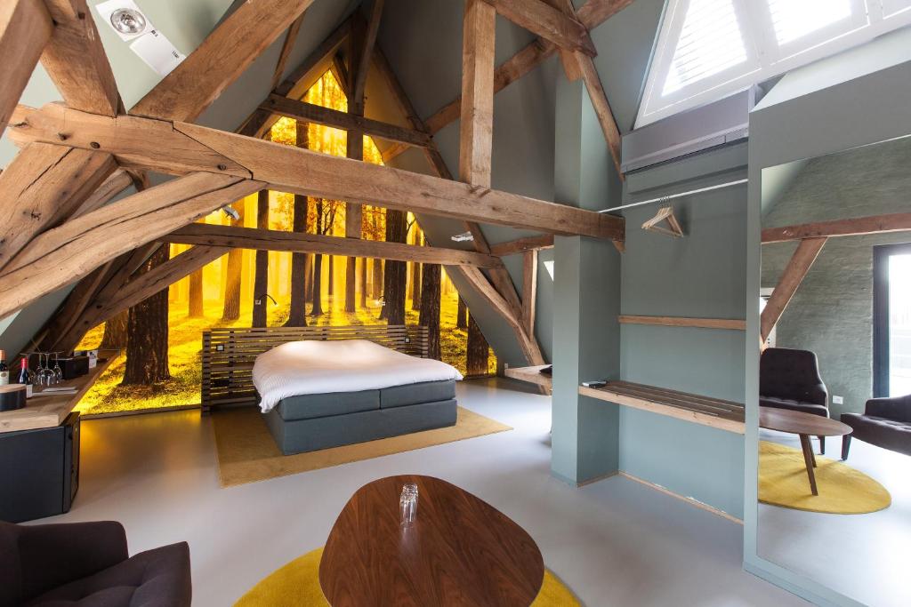 - une chambre avec un lit et une table dans l'établissement B&B La Suite, à Bruges