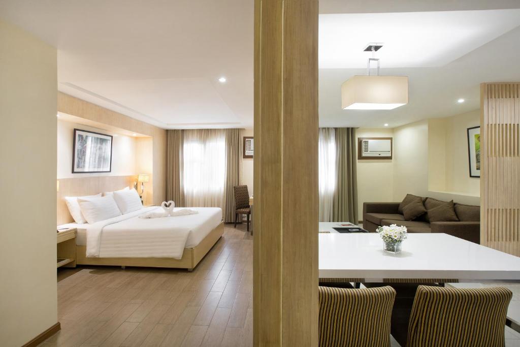 Postel nebo postele na pokoji v ubytování Golden Prince Hotel & Suites