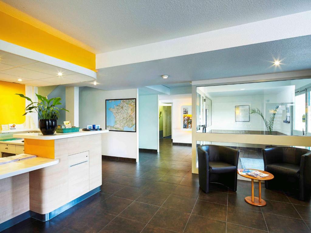 a living room with a kitchen and a dining room at ibis budget Chartres in Chartres