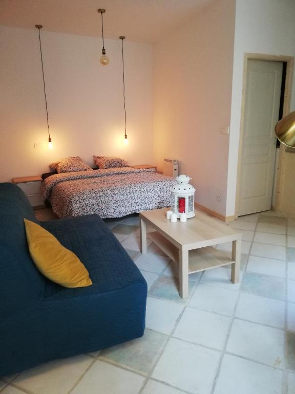 un salon avec deux lits et un canapé dans l'établissement Gîte largentiere, à Largentière