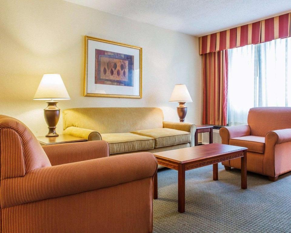 Budgetel Inn & Suites Atlanta - King Suite