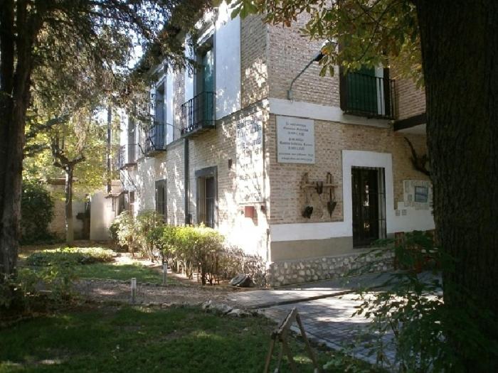 un edificio de ladrillo con una puerta en el costado en La Mesnadita, en Olmedo