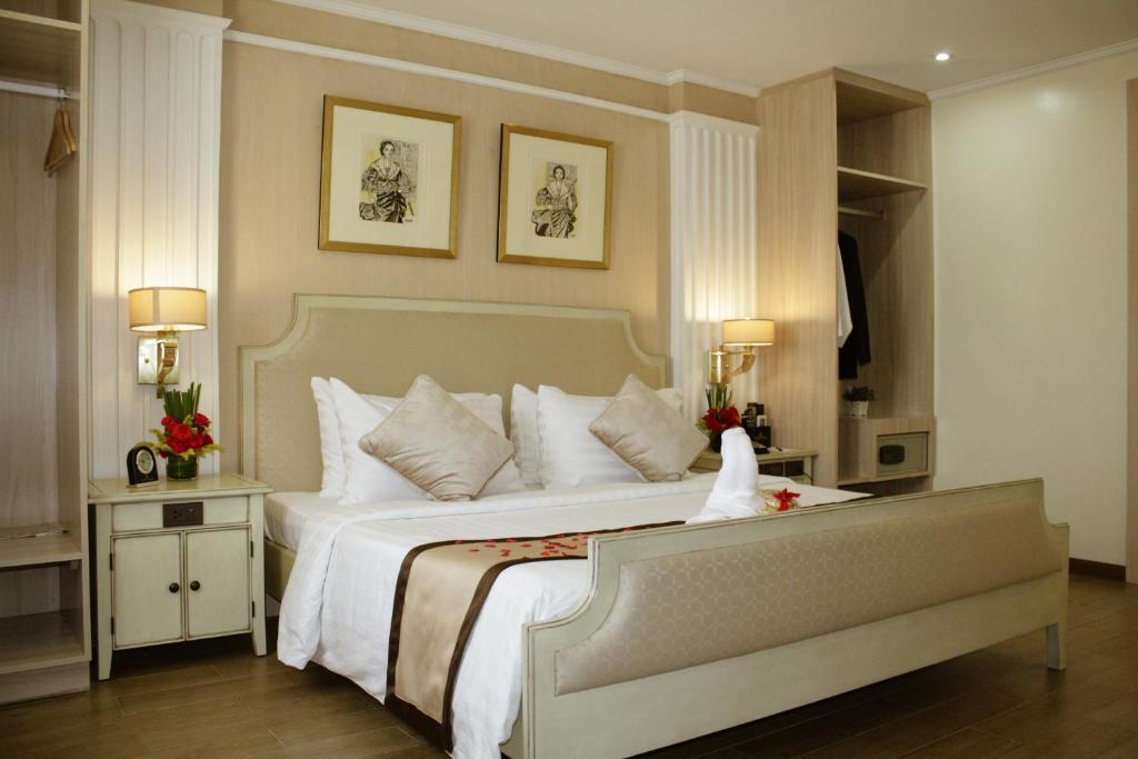 Postel nebo postele na pokoji v ubytování Golden Prince Hotel & Suites