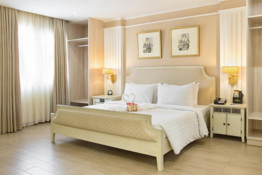 Postel nebo postele na pokoji v ubytování Golden Prince Hotel & Suites
