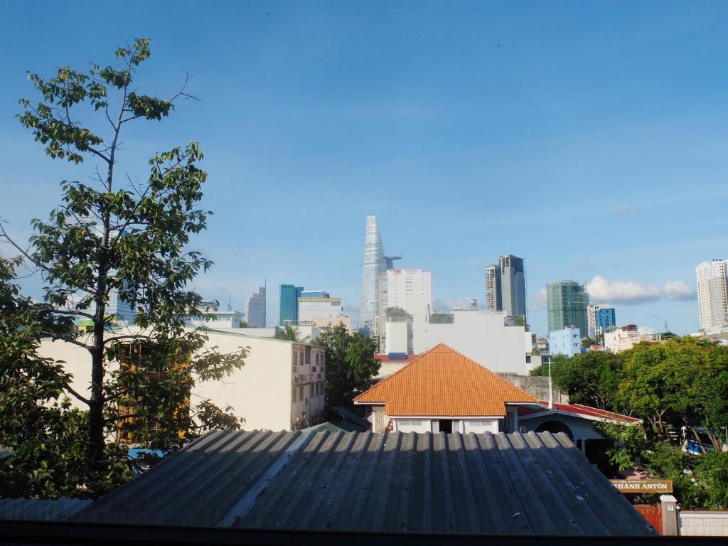 vista sulla città dal tetto di un edificio di Dragon homestay centre city Bitexco view room ad Ho Chi Minh