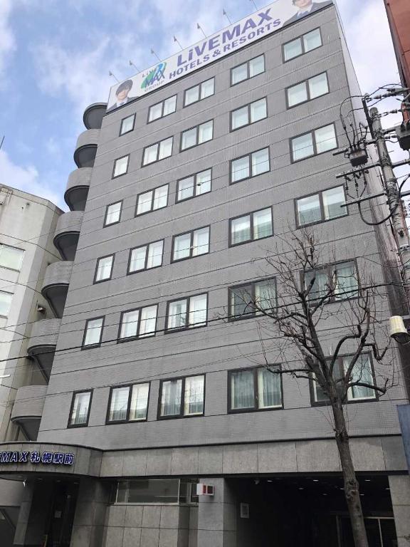 札幌市にあるホテルリブマックス札幌駅前の大灰色の建物