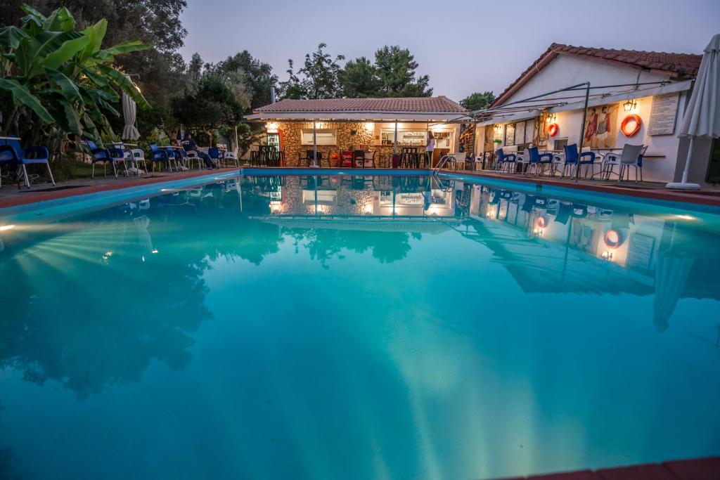 Bazén v ubytování Camping & Rooms Kariotes nebo v jeho okolí