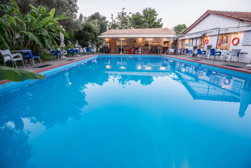 Bazén v ubytování Camping & Rooms Kariotes nebo v jeho okolí