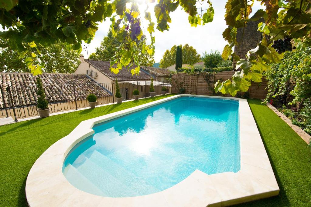 a swimming pool in the yard of a house at La Treille et L'Impasse in Ansouis