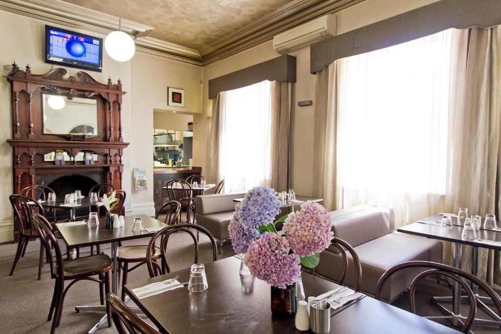 TV a/nebo společenská místnost v ubytování Deloraine Hotel