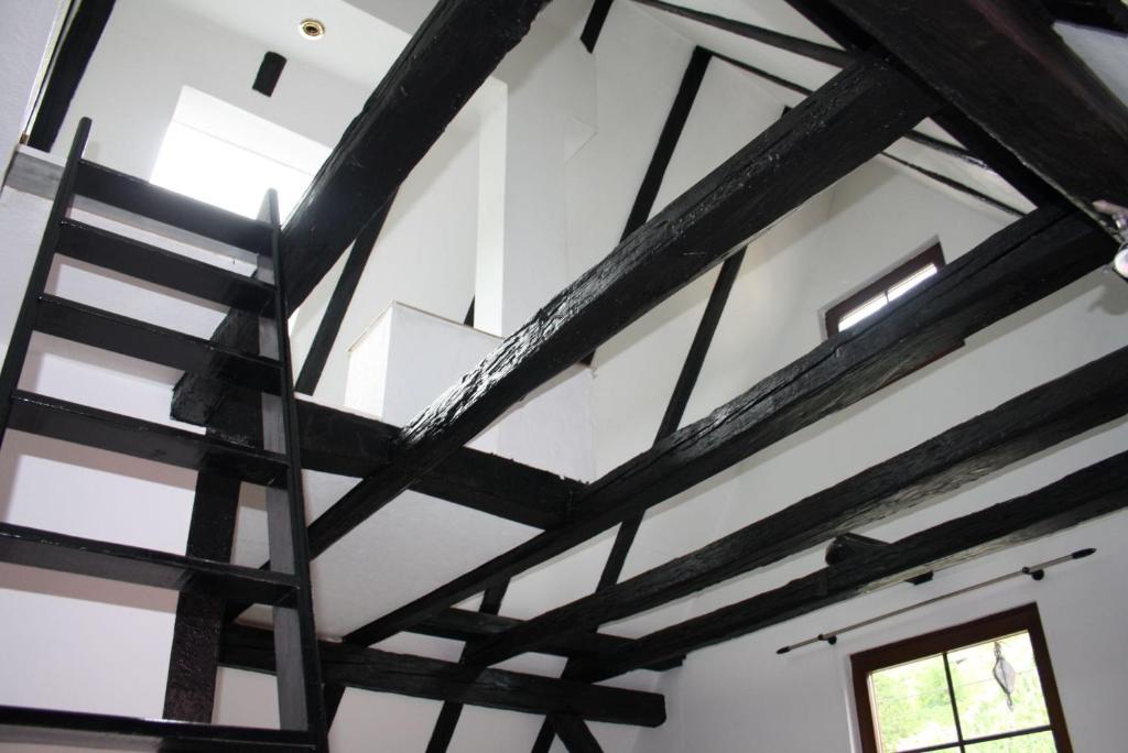 a room with black and white ceilings and a window at Schöne Ferienwohnung Altes Gebälk Fachwerkhaus in Bacharach