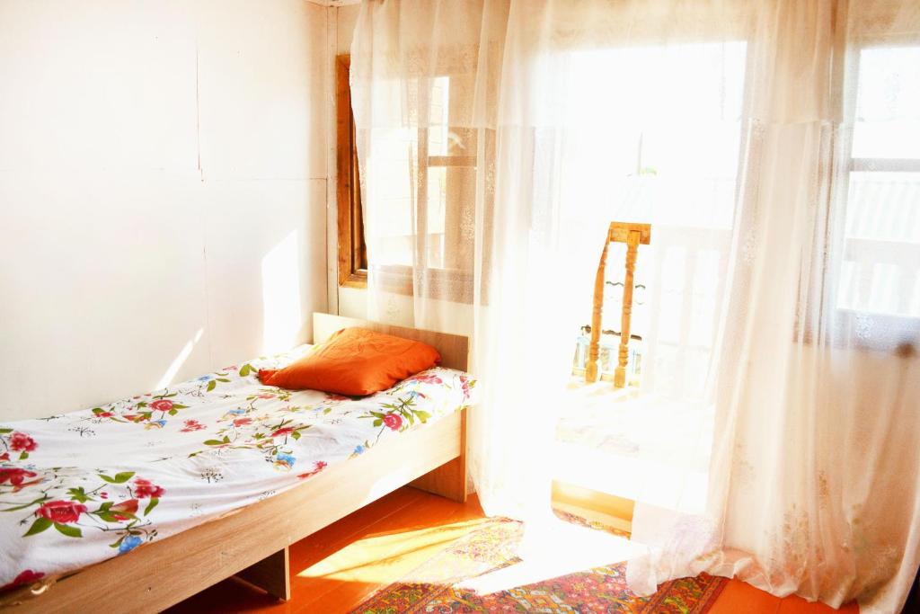 a bed in a room with a window at Guesthouse Bermet in Tong
