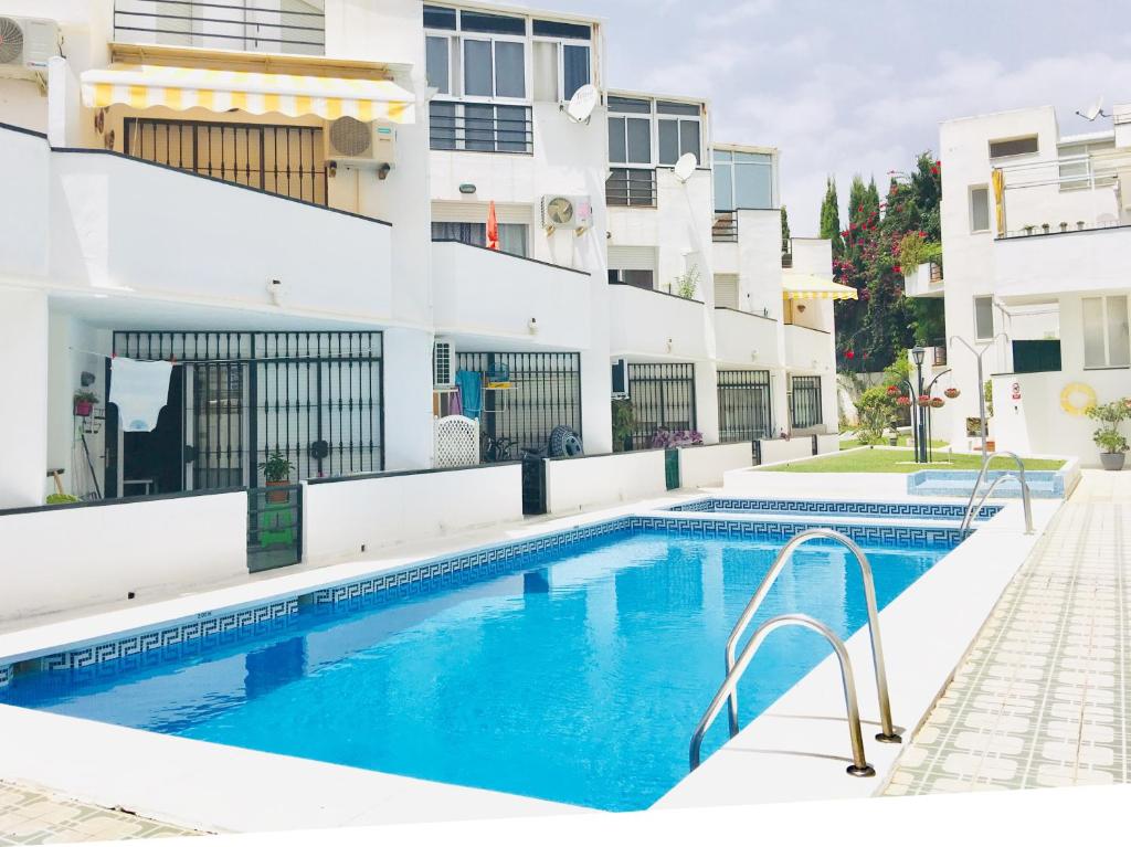 Bazén v ubytovaní La Carihuela Ethnic Apartment Torremolinos alebo v jeho blízkosti