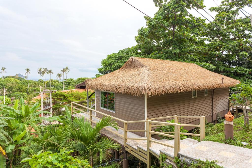 PP Erawan Palms Resort外面的花园