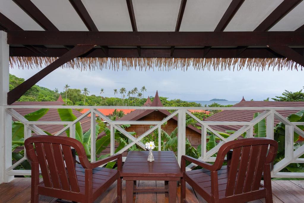 PP Erawan Palms Resort的阳台或露台