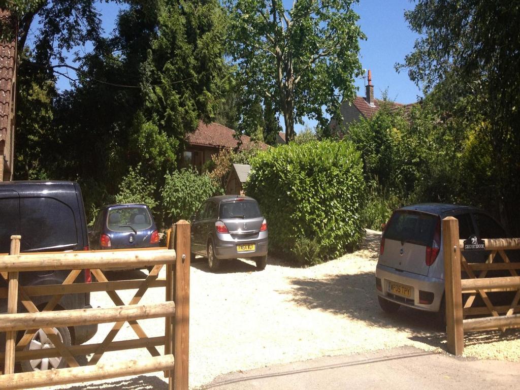 un grupo de coches estacionados en una entrada en Cherrybrook, en Glastonbury