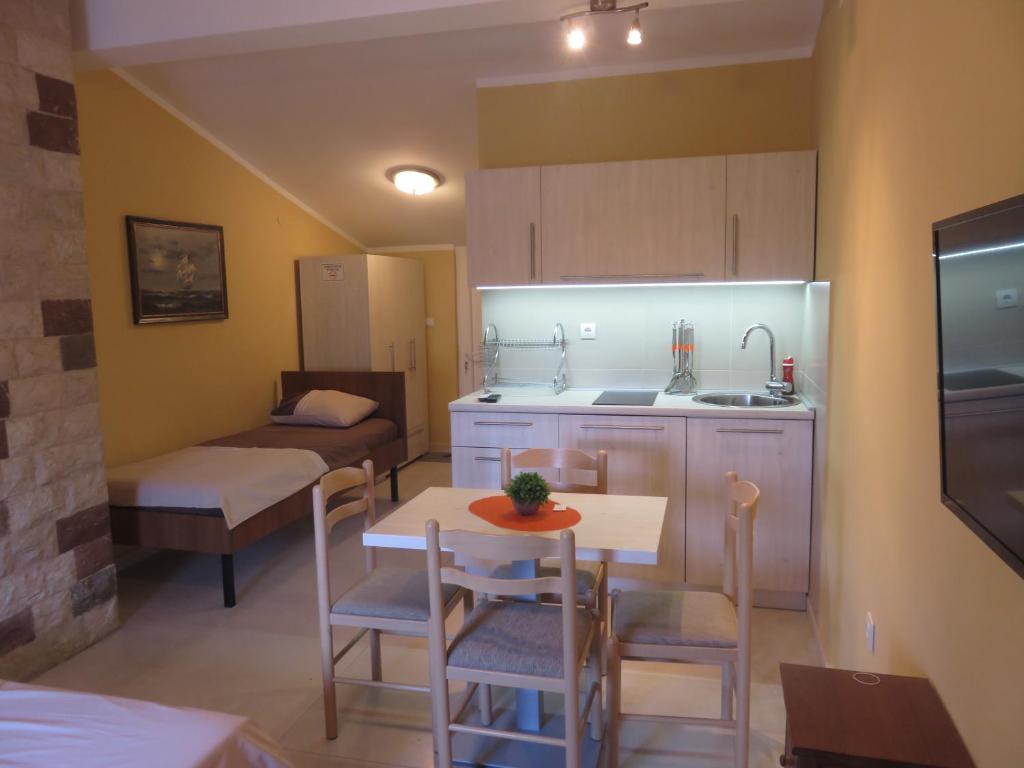 Kuchnia lub aneks kuchenny w obiekcie Villa Adriatic