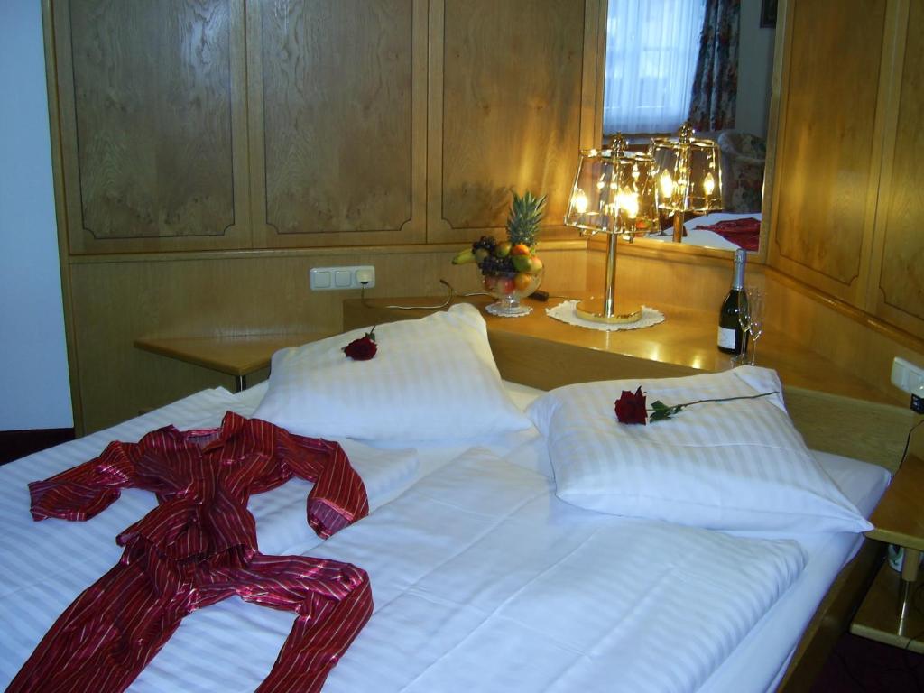 Postel nebo postele na pokoji v ubytování Hotel-Gasthof Zum Weyssen Rössle